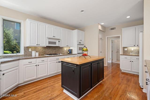 1706 Abbotsbury Street, Westlake Village CA: https://media.crmls.org/mediaz/32b2e352-7afd-49a7-973c-146d102aecb1.jpg