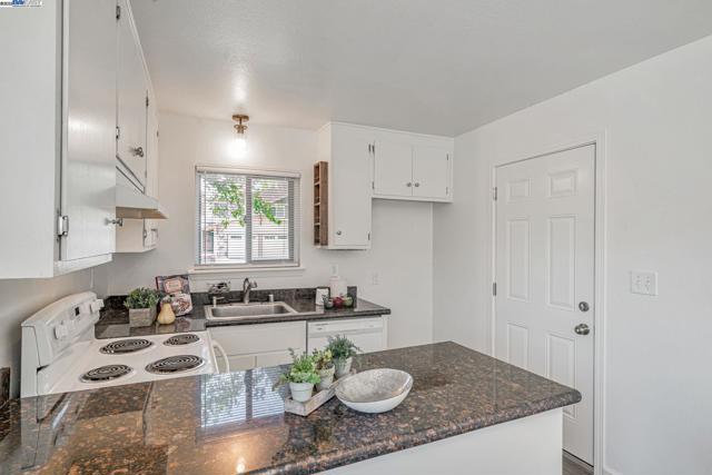8629 Beverly Lane, Dublin CA: https://media.crmls.org/mediaz/32b3bad0-e683-4aec-bac9-a43586378b1f.jpg
