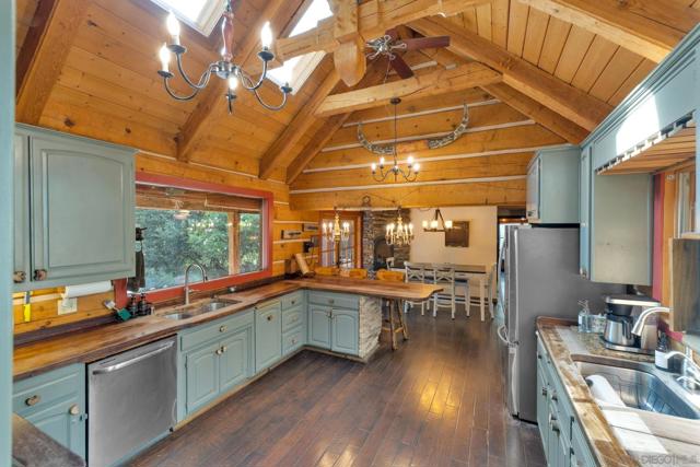 3131 Pera Alta Dr, Julian CA: https://media.crmls.org/mediaz/32b40ccd-2944-4895-b8a2-e7b0e4c9543c.jpg