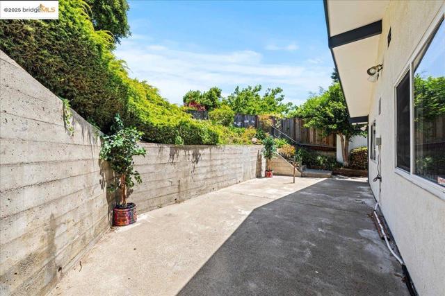 3312 Wisconsin St, Oakland CA: https://media.crmls.org/mediaz/32b40f61-f6c8-401c-9bbe-d90fc37a53c8.jpg
