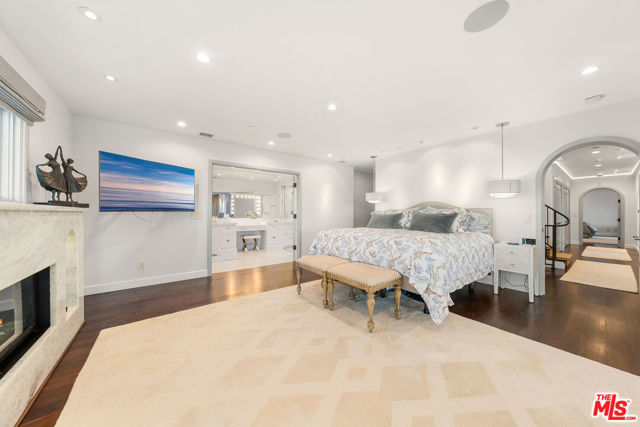 1380 Summitridge Place, Beverly Hills CA: https://media.crmls.org/mediaz/32b47182-0bc6-410a-9652-3835404e29d7.jpg