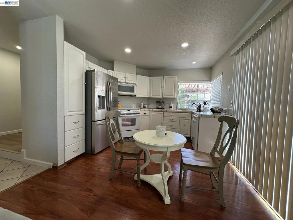https://media.crmls.org/mediaz/32b47879-c951-42f9-b4b5-116038540c1f.jpg?preset=X-Large