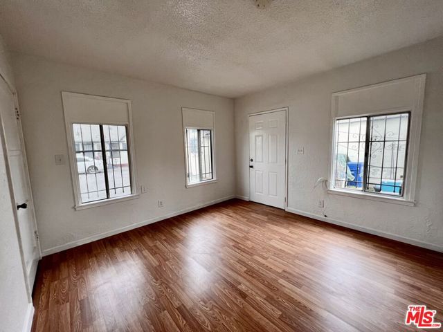 2209 S Ridgeley Drive, Los Angeles CA: https://media.crmls.org/mediaz/32b4e789-1cf2-4556-850d-662c860cbac4.jpg