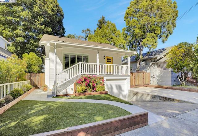 1215 Castro St, Martinez CA: https://media.crmls.org/mediaz/32b59ae9-fcd6-4044-bb71-16326ec61193.jpg