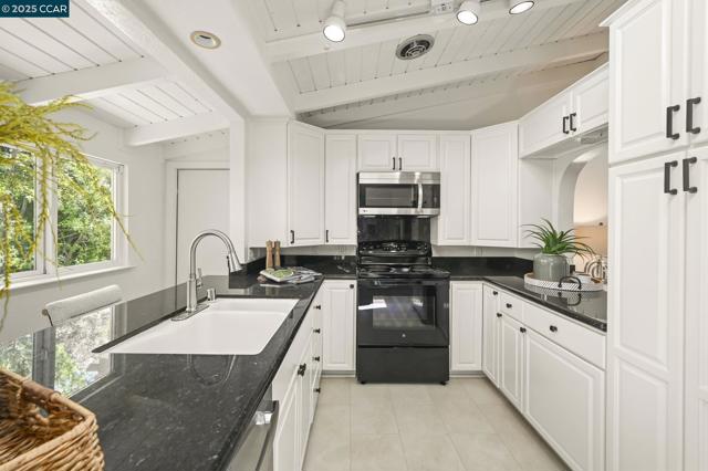 3352 Betty Ln, Lafayette CA: https://media.crmls.org/mediaz/32b7011e-f160-4841-bd40-761140cbf809.jpg