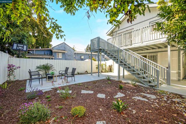 767 47Th St, Oakland CA: https://media.crmls.org/mediaz/32b72230-5732-4c67-a812-22877f6e9aad.jpg
