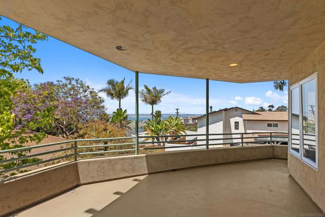 405 W Nutmeg St, San Diego CA: https://media.crmls.org/mediaz/32b78cb2-cac7-4362-a2a4-ce09bd923796.jpg