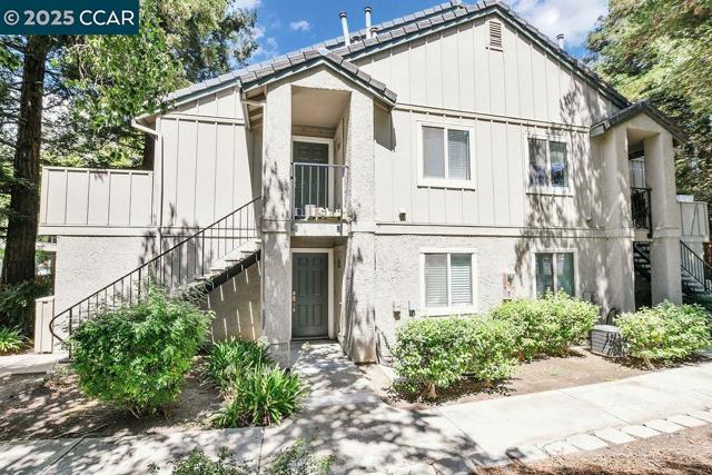 1255 Lakeview Cir, Pittsburg CA: https://media.crmls.org/mediaz/32b809cf-16a6-48fe-95af-ebf9d3e70f4a.jpg