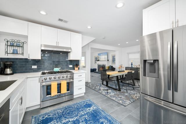 206 E E Oceanfront, Newport Beach CA: https://media.crmls.org/mediaz/32b88008-61bd-4dc8-9372-5fb51699c164.jpg