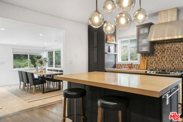 2926 Urban Avenue, Santa Monica CA: https://media.crmls.org/mediaz/32b899ac-8647-42f9-a03e-b9de2560017c.jpg