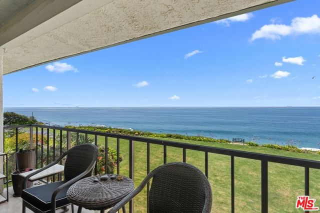 29700 Zuma Bay Way, Malibu CA: https://media.crmls.org/mediaz/32b89bbf-1165-4935-a4bc-98263e9b9f2d.jpg