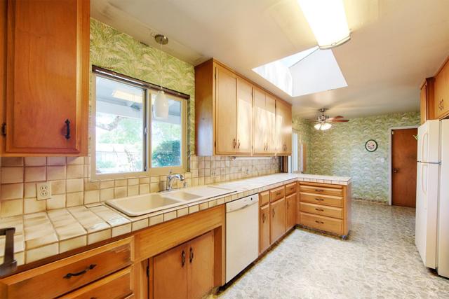 3810 Grove Avenue, Palo Alto CA: https://media.crmls.org/mediaz/32b8e199-6144-4b62-96d6-2c5af25aaa56.jpg
