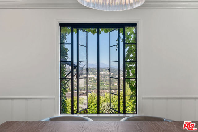3827 Carnavon Way, Los Angeles CA: https://media.crmls.org/mediaz/32ba01c9-62fd-4f91-9129-b1d70473c350.jpg