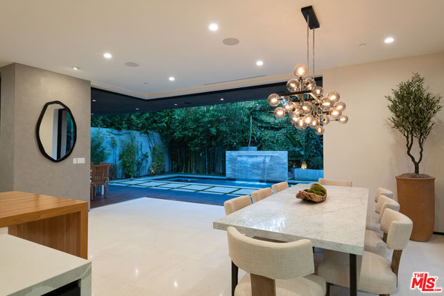 428 N La Jolla Avenue, Los Angeles CA: https://media.crmls.org/mediaz/32bb36ad-a3ce-4a71-b9a6-66837a532c54.jpg