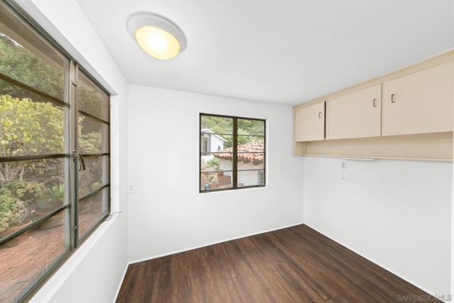 7520 Hillside Dr, La Jolla CA: https://media.crmls.org/mediaz/32bb9282-bd09-4302-8818-220e019461d7.jpg