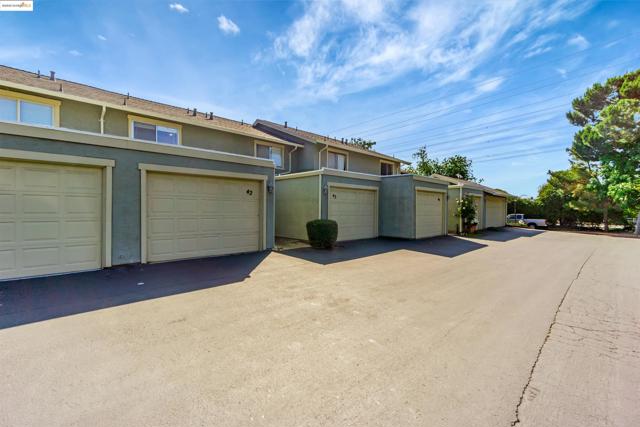5333 Park Highlands Blvd, Concord CA: https://media.crmls.org/mediaz/32bbae64-8f03-4f83-8858-22b57bed22dc.jpg