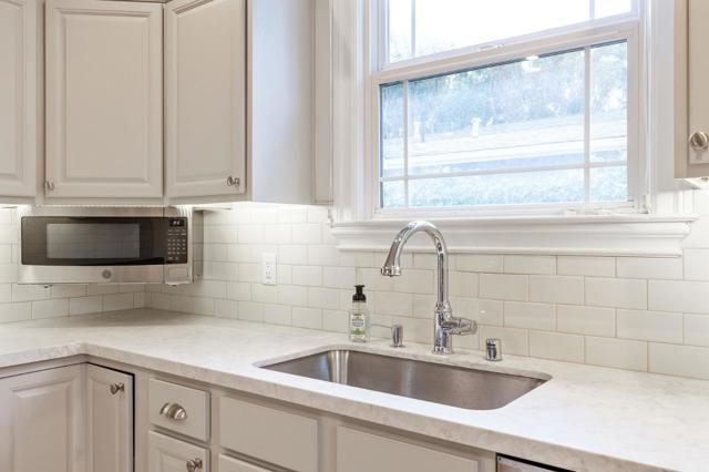 711 Laurel Avenue, Burlingame CA: https://media.crmls.org/mediaz/32bcacc6-5c59-4327-adf5-2398154cecdb.jpg