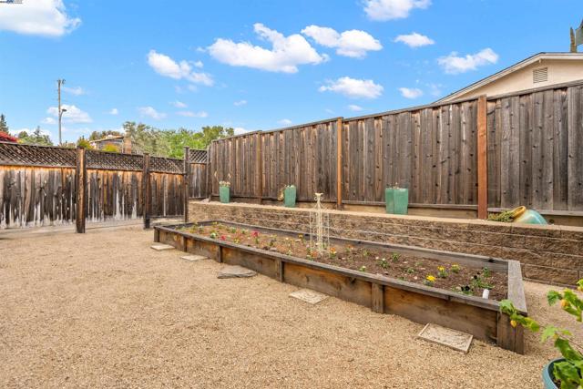 2845 Briarwood Dr, Livermore CA: https://media.crmls.org/mediaz/32be66e8-4137-42ed-b972-98f97b0afa94.jpg