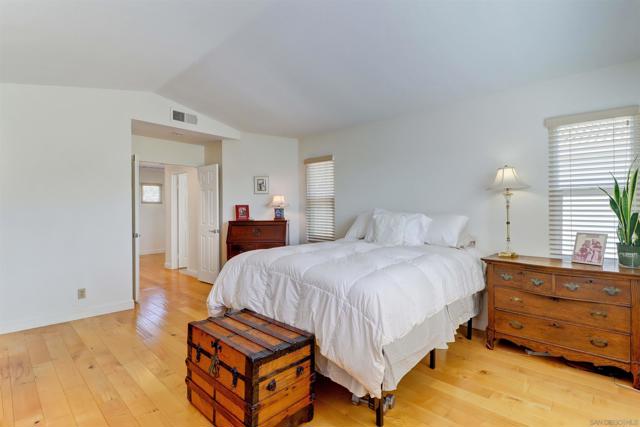 10832 Avenida De Los Lobos, San Diego CA: https://media.crmls.org/mediaz/32befd87-500b-4516-9ae9-c682ba9b624f.jpg