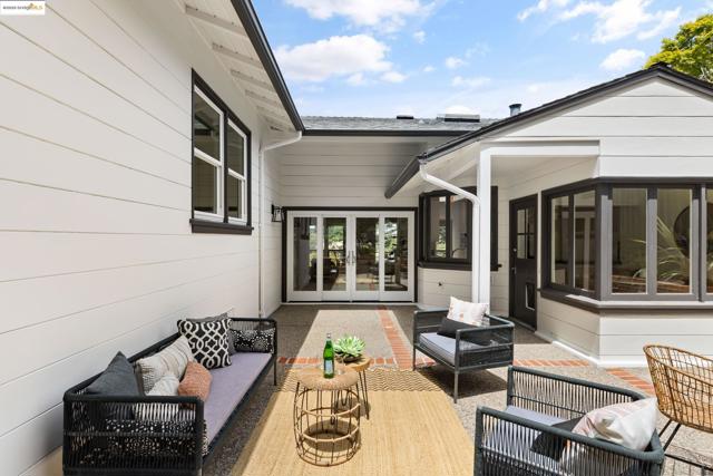 2333 Leimert Blvd, Oakland CA: https://media.crmls.org/mediaz/32bf12cf-7331-4891-a2c7-d698fff0fd65.jpg