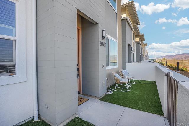 Detail Gallery Image 2 of 39 For 2040 Bluestone Cir, Chula Vista,  CA 91913 - 3 Beds | 2/1 Baths