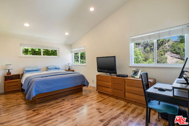 3735 Montuso Place, Encino CA: https://media.crmls.org/mediaz/32c1ce45-3518-4d51-b157-695d02db1a76.jpg