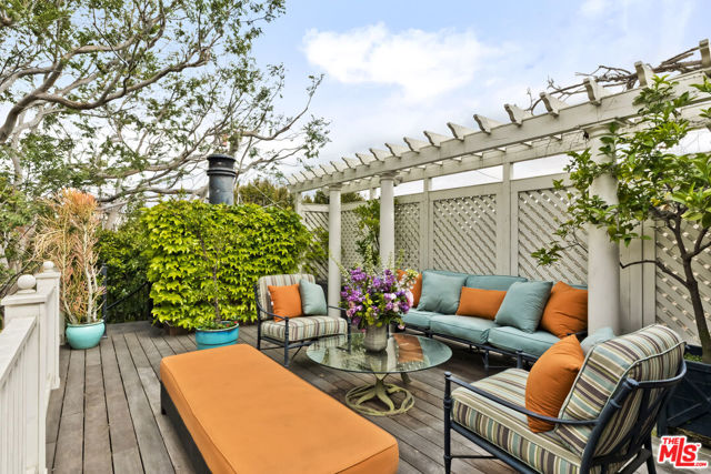 232 N Arden Boulevard, Los Angeles CA: https://media.crmls.org/mediaz/32c3cf24-60c9-485d-8010-5c7b7e4d2f98.jpg