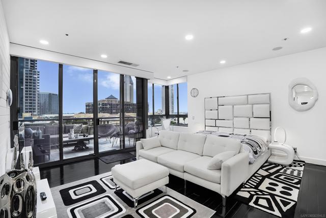 700 Front St, San Diego CA: https://media.crmls.org/mediaz/32c419b1-5dfc-4069-8917-d69945a6a2d0.jpg