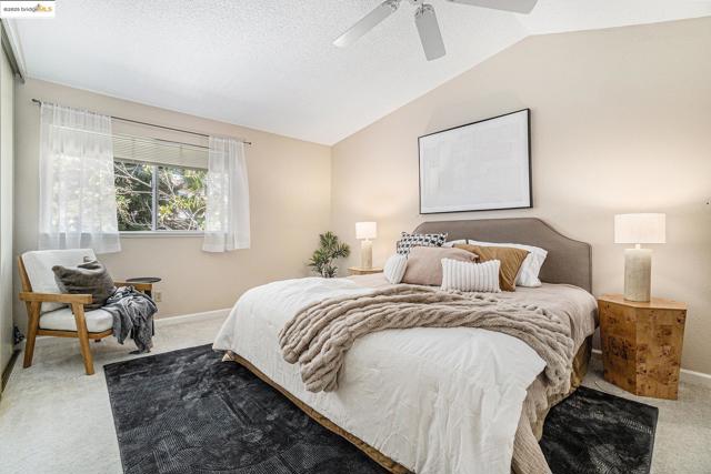 1039 Village Oaks Drive, Martinez CA: https://media.crmls.org/mediaz/32c50d66-3547-4548-90c9-595b8dfac6cc.jpg
