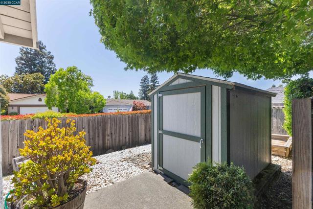 1752 Berrywood Ct, Concord CA: https://media.crmls.org/mediaz/32c540cc-7169-40cb-9f93-7e154487d5c0.jpg