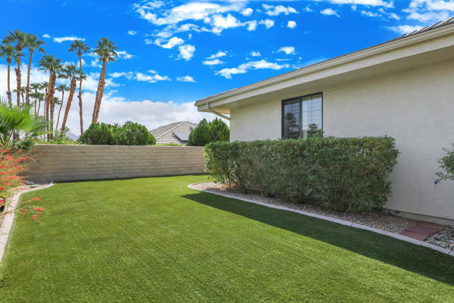 72550 Greenbriar Lane, Palm Desert CA: https://media.crmls.org/mediaz/32c614cd-1765-45e2-b12e-5613bc2928e4.jpg