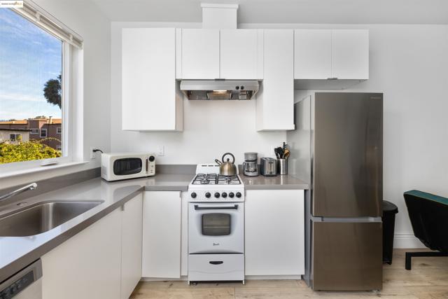 712 39Th St, Oakland CA: https://media.crmls.org/mediaz/32c72c40-4741-4bf1-be95-8939eccb3682.jpg