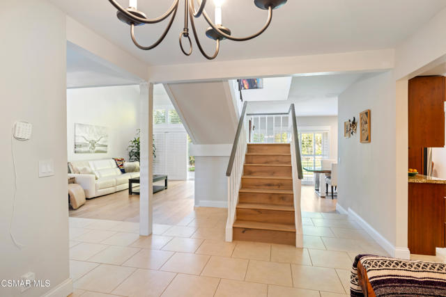 885 Rim Crest Drive, Westlake Village CA: https://media.crmls.org/mediaz/32c7d457-6639-49ba-8244-f069318dd7ce.jpg