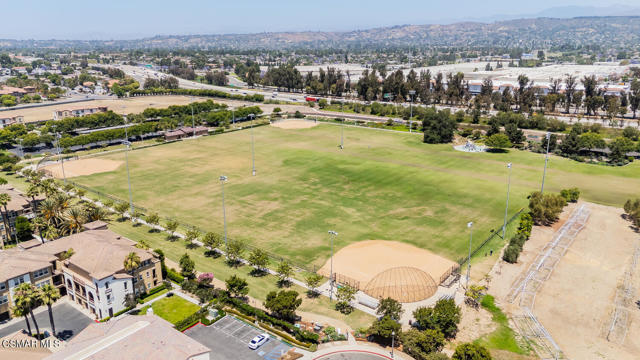 3327 Shadetree Way, Camarillo CA: https://media.crmls.org/mediaz/32c7d701-d684-482c-986e-1b698178fc8c.jpg