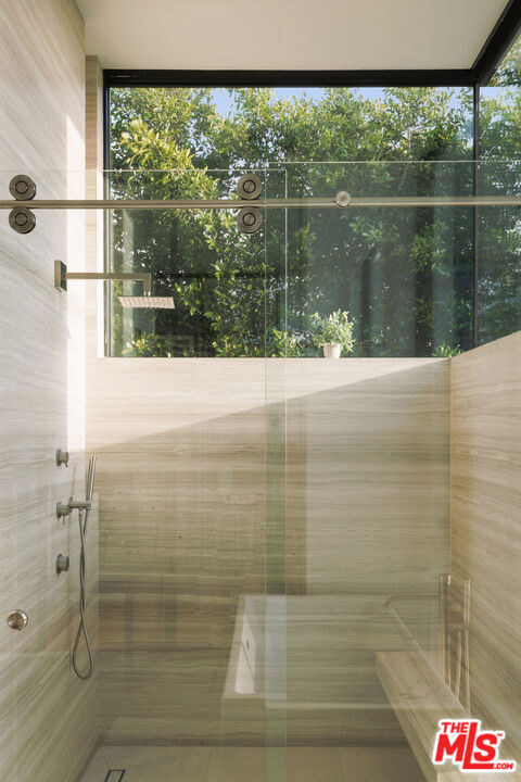 952 N Laurel Avenue, Los Angeles CA: https://media.crmls.org/mediaz/32c7ec5c-3e55-410c-b436-40bc228fe035.jpg