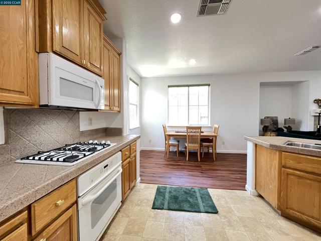 1870 Zurlo Way, Sacramento CA: https://media.crmls.org/mediaz/32c893de-0053-4e38-a3c1-e5298da493a2.jpg