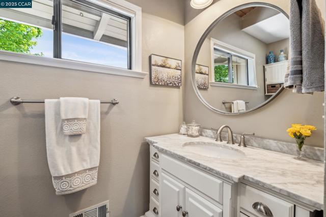 700 Golf Club Way, Pleasant Hill CA: https://media.crmls.org/mediaz/32c8b48a-e1e8-4871-b5f5-5ed30c194a2d.jpg