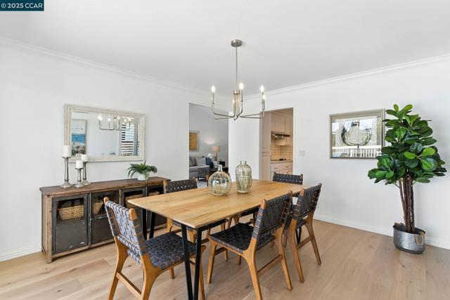 1725 Spyglass Ln, Moraga CA: https://media.crmls.org/mediaz/32c8f159-8cd1-4985-86af-03b4b80ad272.jpg