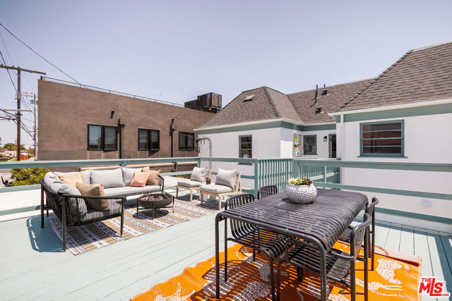 519 1/2 Rose Avenue, Venice CA: https://media.crmls.org/mediaz/32c97fa4-d036-47d3-937c-0f27b1e98a39.jpg