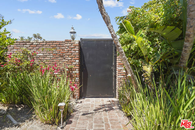 28828 Selfridge Dr, Malibu CA: https://media.crmls.org/mediaz/32ca7309-c498-472e-9d1e-da9d6615de13.jpg