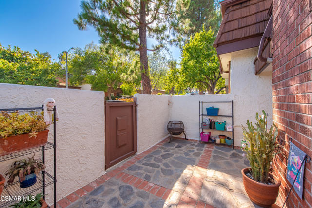 22421 Jeffrey Mark Court, Chatsworth CA: https://media.crmls.org/mediaz/32ccb590-514e-40e0-8c87-f1cec0c3ef17.jpg