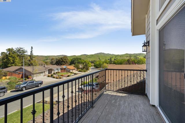 367 Mt Washington Way, Clayton CA: https://media.crmls.org/mediaz/32cdc24c-810c-469d-989d-781e18eb3839.jpg