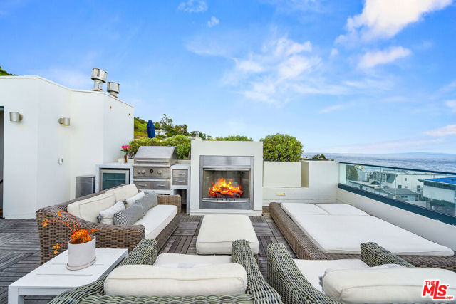 22065 Pacific Coast Highway, Malibu CA: https://media.crmls.org/mediaz/32cdf903-8aa8-4276-9902-e4a444043a18.jpg