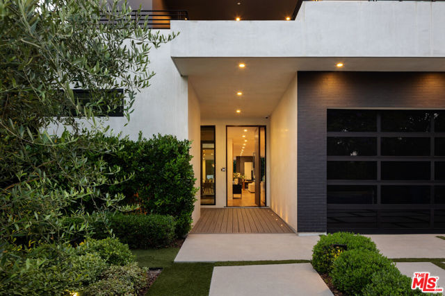 105 S Laurel Avenue, Los Angeles CA: https://media.crmls.org/mediaz/32ce54f9-f61f-4f4c-b66a-645f3a65fd3a.jpg