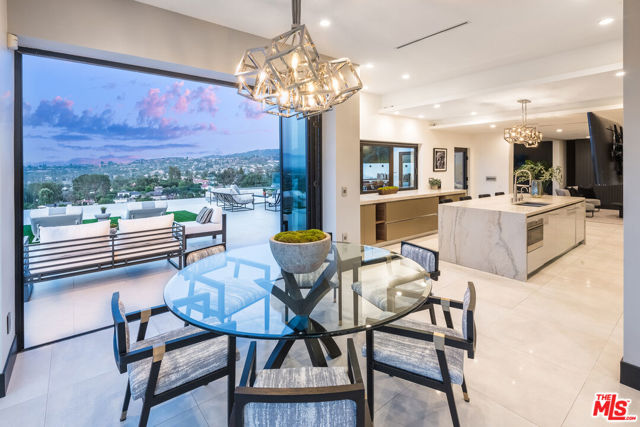 4338 Gayle Drive, Tarzana CA: https://media.crmls.org/mediaz/32cea2a4-8484-4154-b0c7-cbfc0806751a.jpg