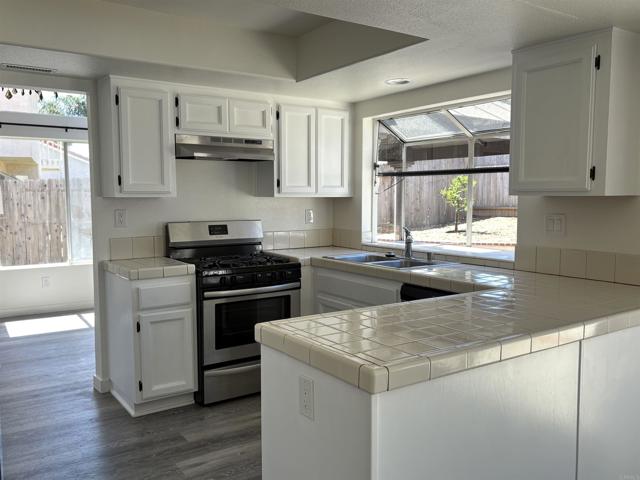 Detail Gallery Image 12 of 41 For 735 Rivertree Dr, Oceanside,  CA 92058 - 4 Beds | 3 Baths