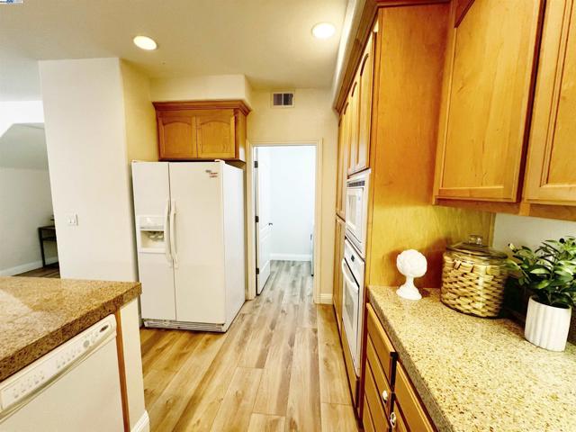 49031 Woodgrove Cmn, Fremont CA: https://media.crmls.org/mediaz/32d01e3a-10ce-4b09-aac3-45747676f062.jpg
