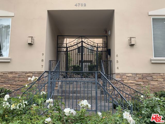 4732 Radford Avenue, Valley Village CA: https://media.crmls.org/mediaz/32d03806-73dc-4e4b-bc71-21bc05002ea4.jpg