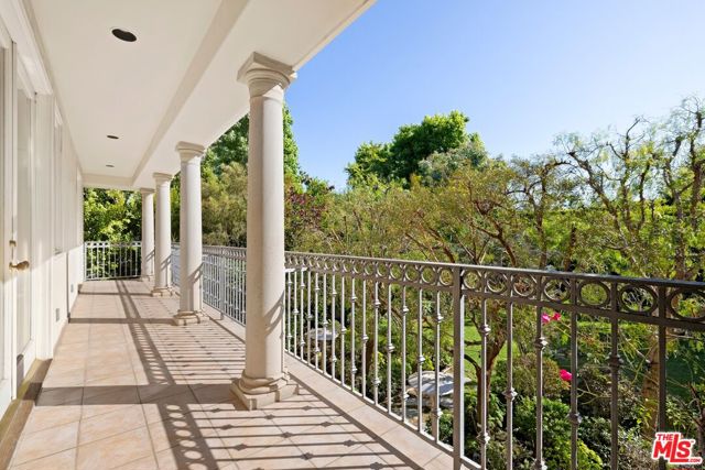 625 Foothill Road, Beverly Hills CA: https://media.crmls.org/mediaz/32d05f6f-465b-4f99-9308-fb76fd9958d7.jpg