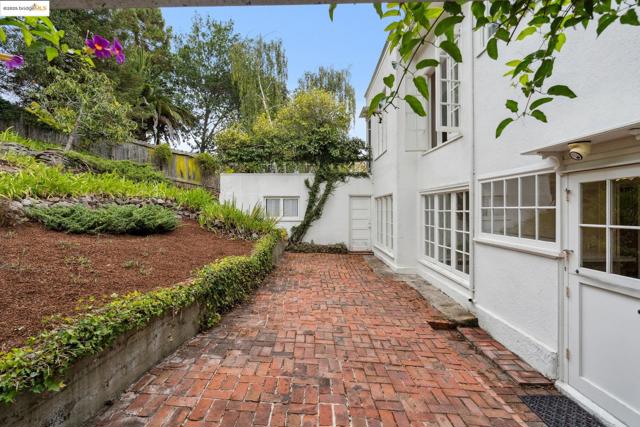 618 Boulevard Way, Piedmont CA: https://media.crmls.org/mediaz/32d068ed-55e5-48b8-97b6-f5e4b93a3d01.jpg